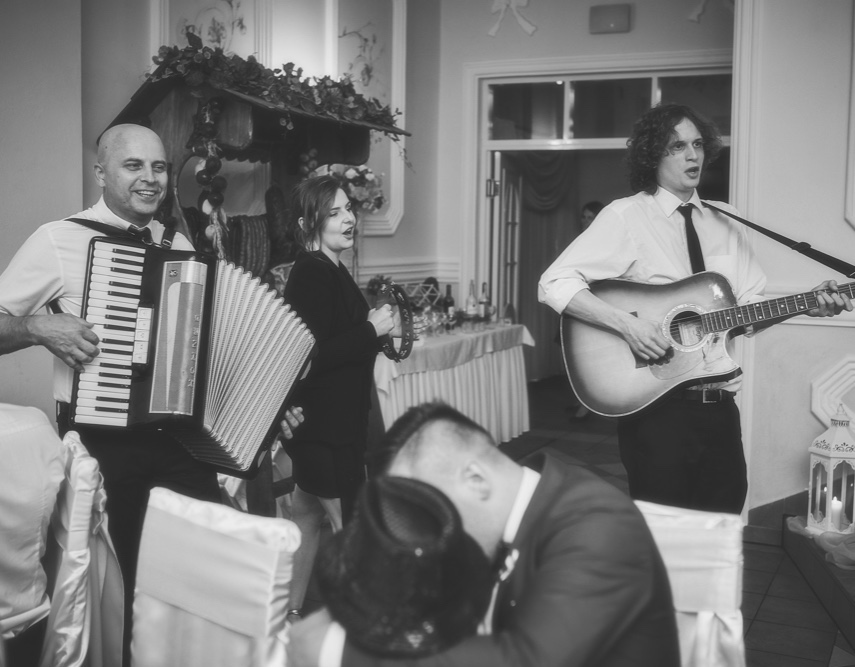 biesiada za stołami